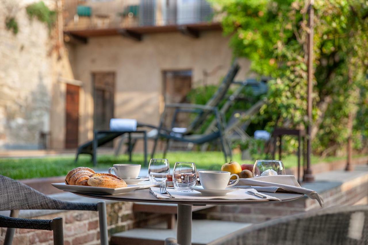 Il Cortile Di San Michele Bed & Breakfast Guarene Bagian luar foto