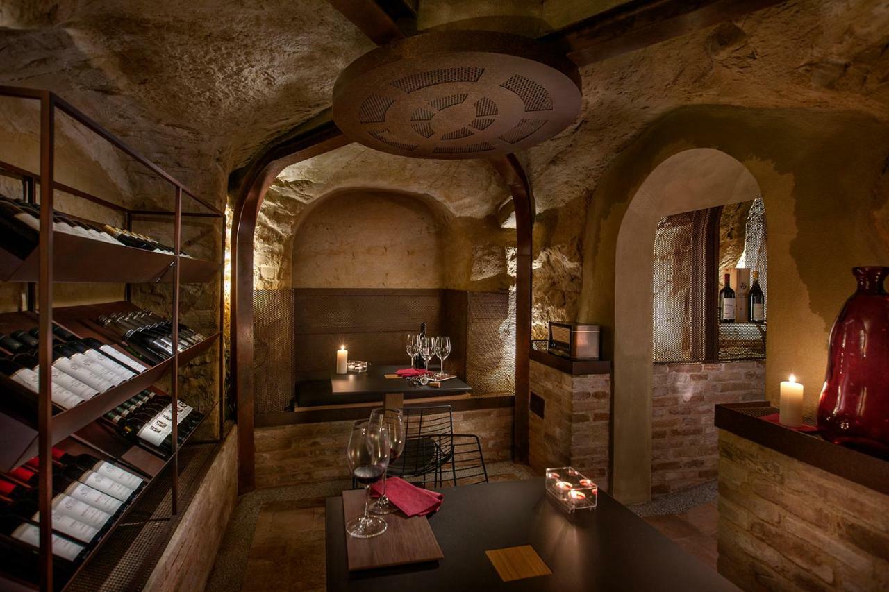 Il Cortile Di San Michele Bed & Breakfast Guarene Bagian luar foto