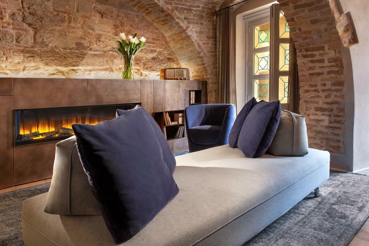 Il Cortile Di San Michele Bed & Breakfast Guarene Bagian luar foto