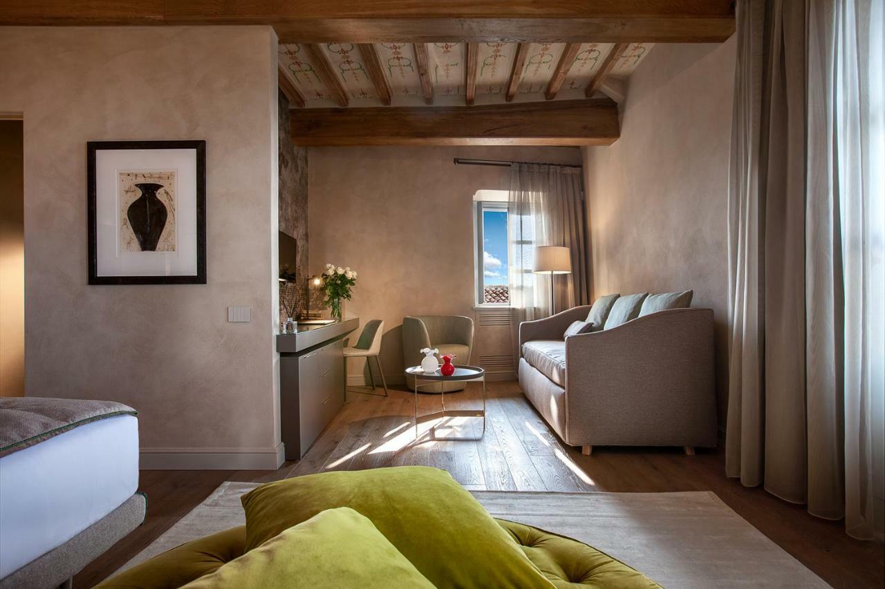 Il Cortile Di San Michele Bed & Breakfast Guarene Bagian luar foto