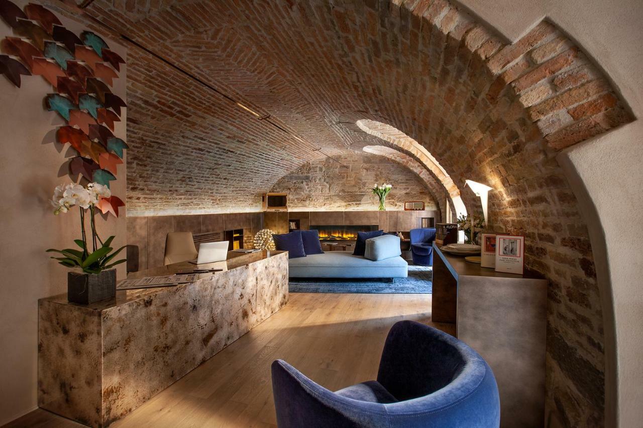 Il Cortile Di San Michele Bed & Breakfast Guarene Bagian luar foto